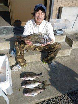 湯浅でフカセ、良型含むチヌ5枚！