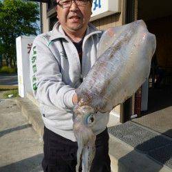 ヤエンで2キロアップが続々釣れています！