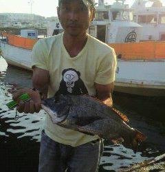 沖一文字スリット落とし込みで良型チヌ！！