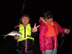 香住西港　ファミリーで夜釣りへ　サビキでア…