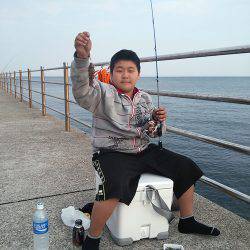 アジュール舞子 ファミリーフィッシングでガシラ2匹☆