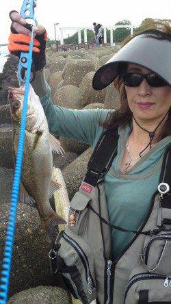 淀川河口　小型ながらもデイシーバス見事にキャッチ☆