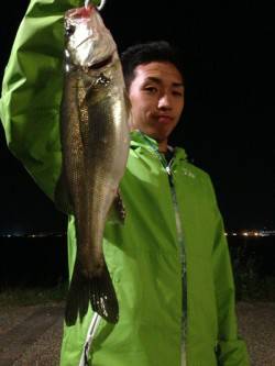 舞洲　ルアーでシーバス45cm　親子でまた…