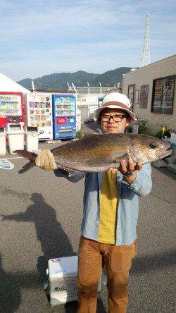 マリーナ海釣り公園、のませで天然カンパチ！！