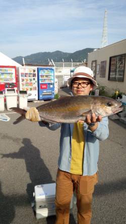 マリーナ海釣り公園、のませで天然カンパチ！…