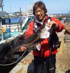 渡船を使って浮き釣り、75cmのスズキが出ました！