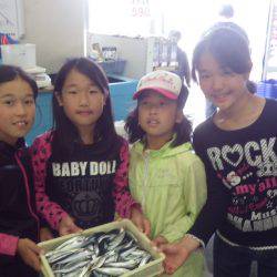 堺漁港 サビキでアジ・マイワシ・サバなど大漁釣果