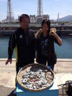 マリーナシティ海釣り公園、朝からイワシ好調！タコの釣果も♪