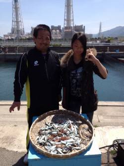 マリーナシティ海釣り公園、朝からイワシ好調…