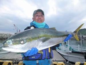 沖一文字 ショアジギングでブリ95cm出た…