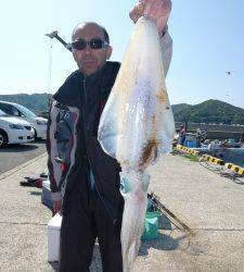 神谷一文字 夜通し便のヤエンでアオリイカ〜2.4kg