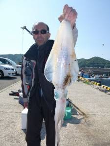 神谷一文字 夜通し便のヤエンでアオリイカ〜2.4kg