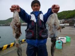 工場裏でもイカウキ釣りでアオリの釣果ありま…