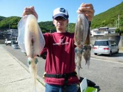 工場裏では、エギングとヤエンでの釣果ありま…