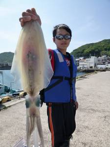 少年ヤエン師がキロアップ！工場裏アオリ釣果…