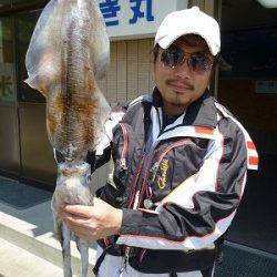 湯浅の磯でヤエン釣り、2キロのアオリも釣れました