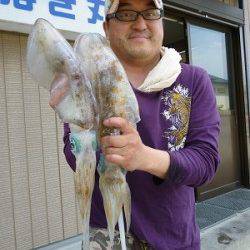 ヤエンでアオリ、キロアップを手にニッコリ♪