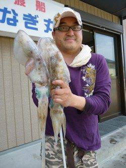 ヤエンでアオリ、キロアップを手にニッコリ♪