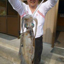 アオリイカ2キロオーバーをV字持ち！湯浅でウキ釣り