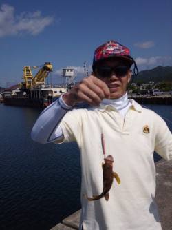 和田海水浴場の波止から投げ釣りでキスなどの…