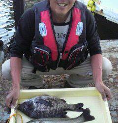 沖一文字北でエビ撒き、良型のチヌにハネ♪