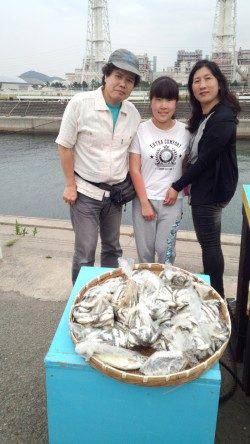 マリーナシティ海釣り公園　サビキで豆アジ＆イワシ1000匹オーバーも！