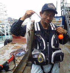 沖の北でウキ釣り、ハネ52cmの釣果☆