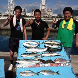 マリーナシティ海洋釣り堀　シマアジ・メジロ・ハマチ・マダイなどで大賑わい