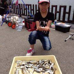 マリーナシティ海釣り公園　投げ＆サビキでキスやアジの釣果