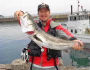 やったね！ スズキ81cm　in　黒島の筏