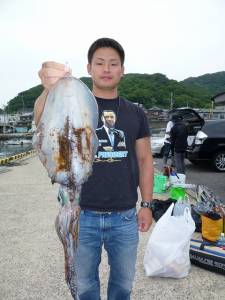 工場裏のヤエン釣りでアオリイカ1.4kg