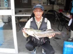 カノクビ磯、飲ませ釣りでスズキ67ｃｍ！