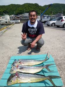 神谷沖一文字　飲ませ＆ルアーでシイラ〜90…