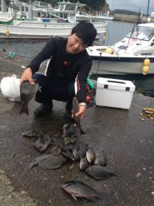 串本の磯　フカセでグレ・イサギ　底物釣りで…