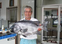 二文島にてクチグロ65㎝5kg！
