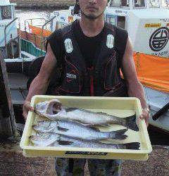 沖一文字白灯、ルアーで55cmまでのハネ3本