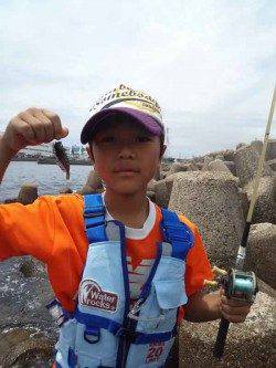 本荘人工島　穴釣りでメバル・タケノコメバル40匹☆