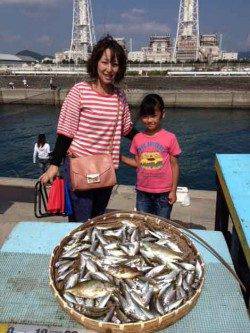 マリーナシティ海釣り公園　サビキのアジはいぜん3ケタ釣果