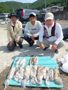 神谷沖一文字　ヤエン＆エギングでアオリイカ13ハイ　3人の釣果
