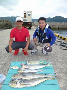 ルアー＆飲ませ釣りで82cmまでのシイラを…