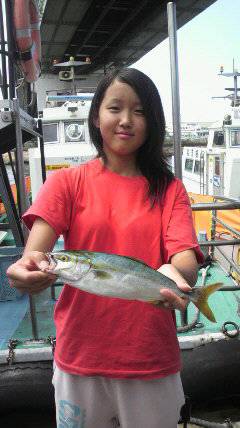 沖一文字北、釣りガールがルアーでツバスＧＥ…