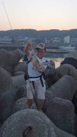 田辺・戎漁港　友人3人の釣行　エギングでア…