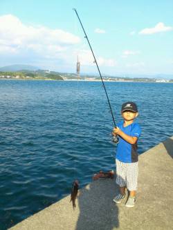 堺漁港でファミリーフィッシング！お子様が一…