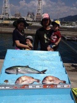 マリーナシティ海洋釣り堀 ブリの他、マダイ&メジロの釣果