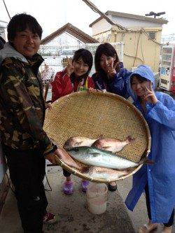 マリーナシティ海洋釣り堀　雨でもメジロ＆マダイの釣果