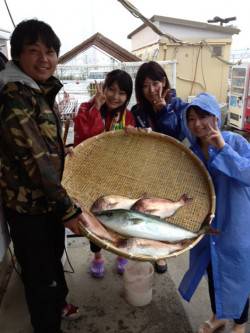 マリーナシティ海洋釣り堀　雨でもメジロ＆マ…