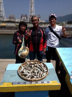マリーナシティ海釣り公園　サビキのアジまだ…