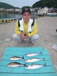 神谷沖一文字　カゴ釣りでイサギ＆ゴマサバの…