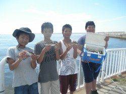 大阪南港海釣り公園立派なタチウオもあがっています♪