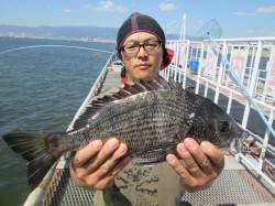 立派なチヌに鈴なりのアジ！尼崎市魚つり公園…